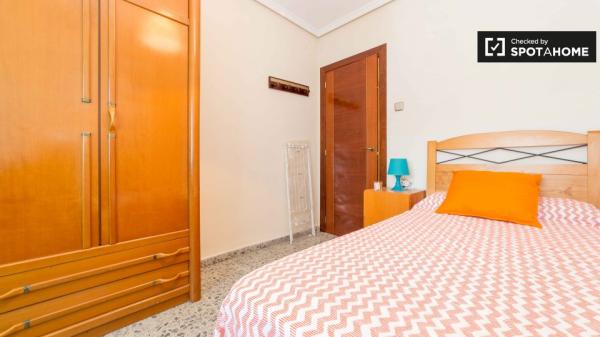 Habitaciones en apartamento de 5 dormitorios en Algirós, Valencia