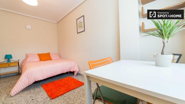 Habitaciones en apartamento de 5 dormitorios en Algirós, Valencia