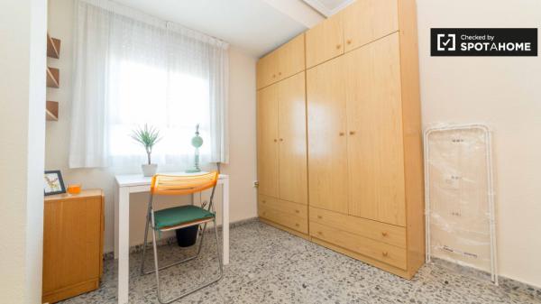 Habitaciones en apartamento de 5 dormitorios en Algirós, Valencia