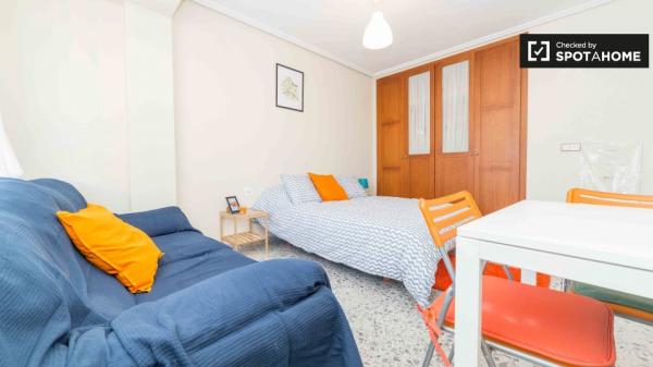 Habitaciones en apartamento de 5 dormitorios en Algirós, Valencia