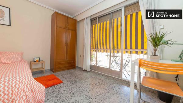 Habitaciones en apartamento de 5 dormitorios en Algirós, Valencia