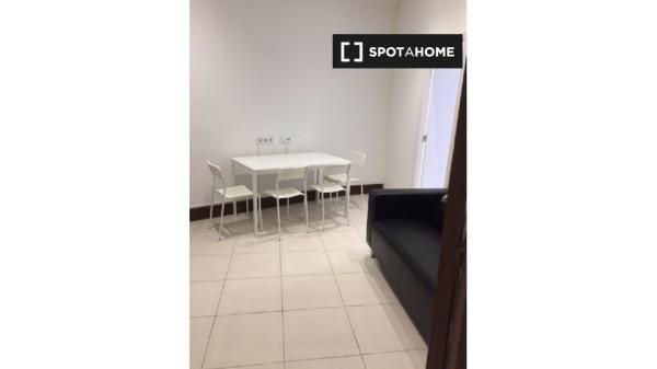 Salle blanche à louer dans un appartement de 6 chambres à El Born