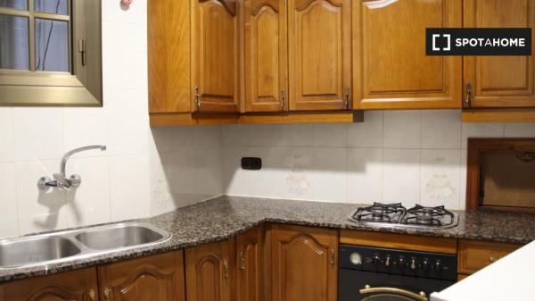 Clean room for rent in 6-bedroom apartment in El Born