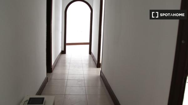 Clean room for rent in 6-bedroom apartment in El Born