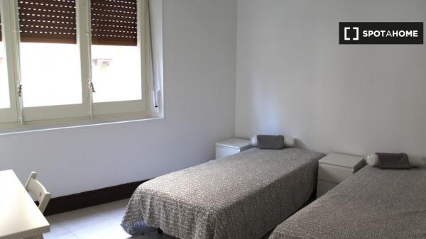 Clean room for rent in 6-bedroom apartment in El Born