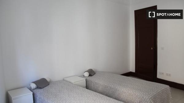 Clean room for rent in 6-bedroom apartment in El Born