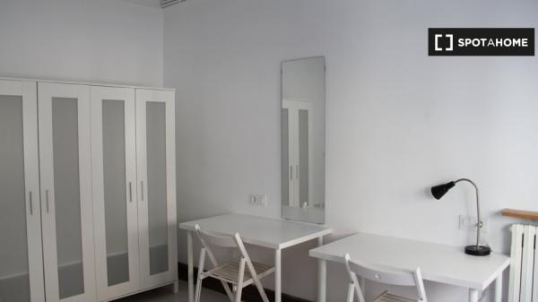 Clean room for rent in 6-bedroom apartment in El Born