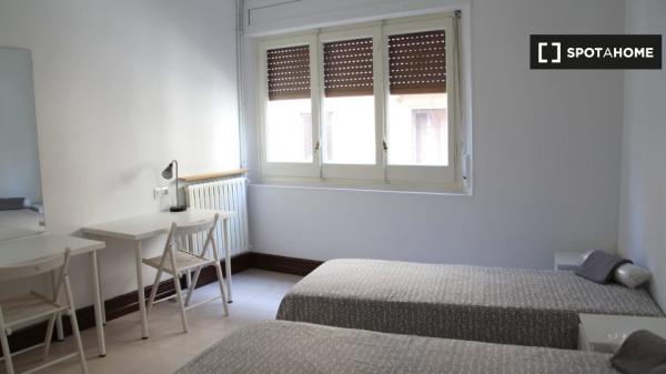 Salle blanche à louer dans un appartement de 6 chambres à El Born