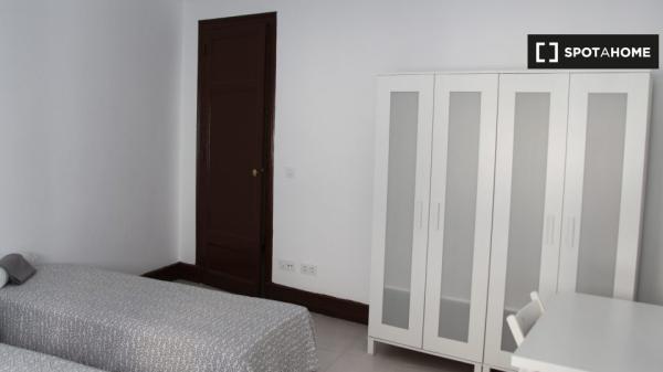 Clean room for rent in 6-bedroom apartment in El Born