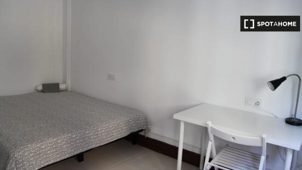 Clean room for rent in 6-bedroom apartment in El Born