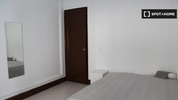 Clean room for rent in 6-bedroom apartment in El Born