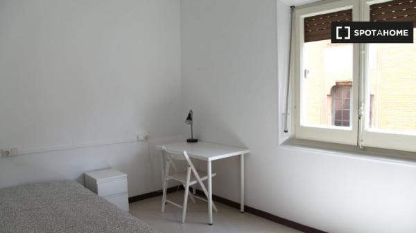 Clean room for rent in 6-bedroom apartment in El Born