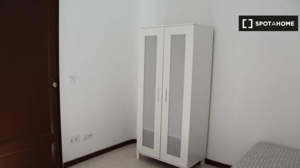 Clean room for rent in 6-bedroom apartment in El Born