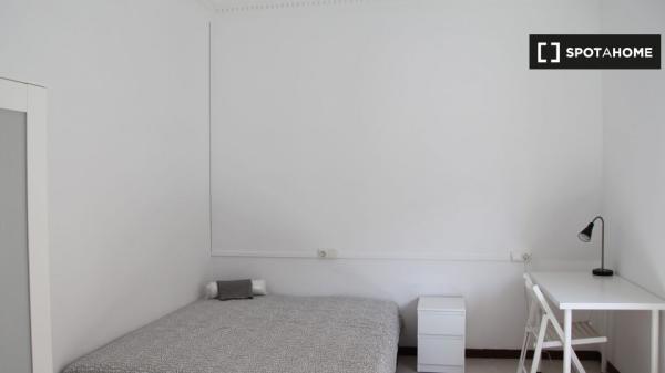 Salle blanche à louer dans un appartement de 6 chambres à El Born