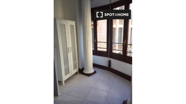 Clean room for rent in 6-bedroom apartment in El Born