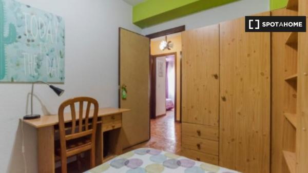 Zimmer zu vermieten in 5-Zimmer-Wohnung in Alcalá De Henares, Madrid