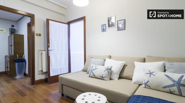 Acogedora habitación en un apartamento de 4 dormitorios en Ibaiondo, Bilbao