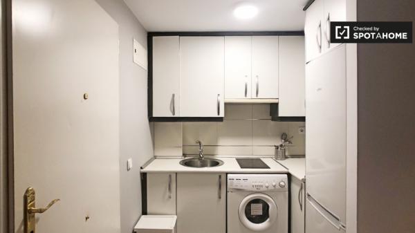 Piso en alquiler en piso de 1 dormitorio en Aluche, Madrid