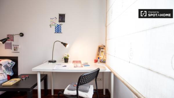 Gran habitación en apartamento de 3 dormitorios en Deusto, Bilbao