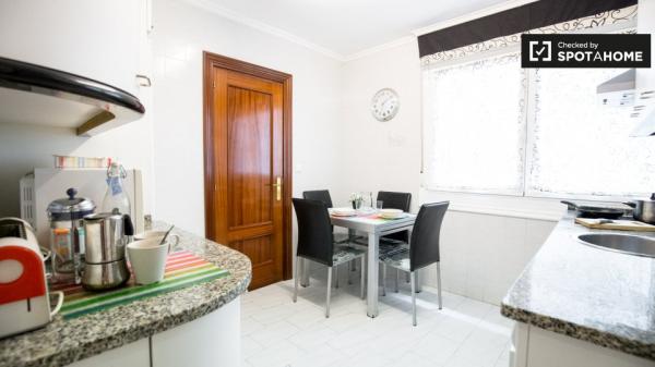 Habitación amueblada en apartamento de 3 dormitorios en Deusto, Bilbao