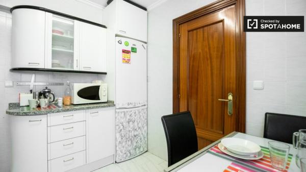 Habitación amueblada en apartamento de 3 dormitorios en Deusto, Bilbao