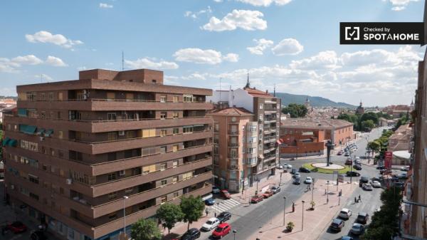 Camera in appartamento con 6 camere da letto ad Alcalá de Henares, Madrid