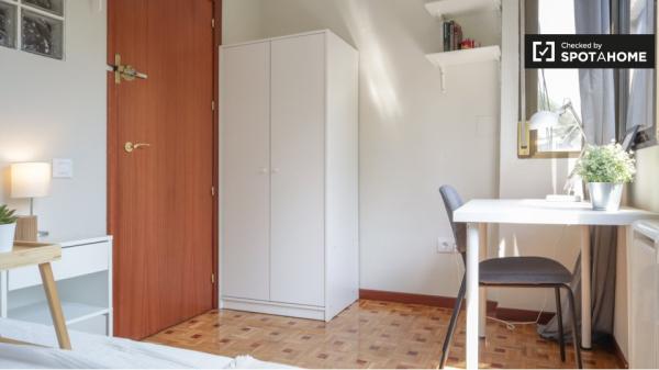 Apartamento de 4 dormitorios en alquiler en Aluche, Madrid.