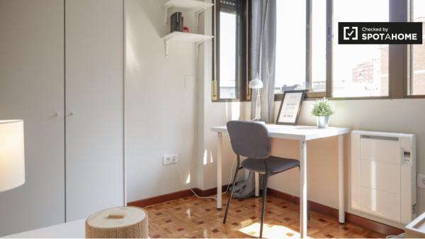 Apartamento de 4 dormitorios en alquiler en Aluche, Madrid.