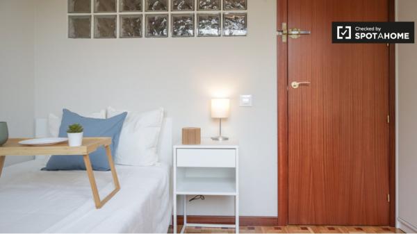 Apartamento de 4 dormitorios en alquiler en Aluche, Madrid.