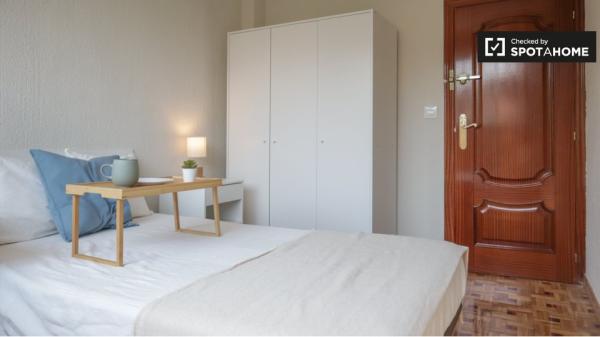 Apartamento de 4 dormitorios en alquiler en Aluche, Madrid.