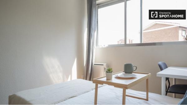 Apartamento de 4 dormitorios en alquiler en Aluche, Madrid.