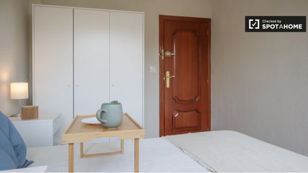 Apartamento de 4 dormitorios en alquiler en Aluche, Madrid.