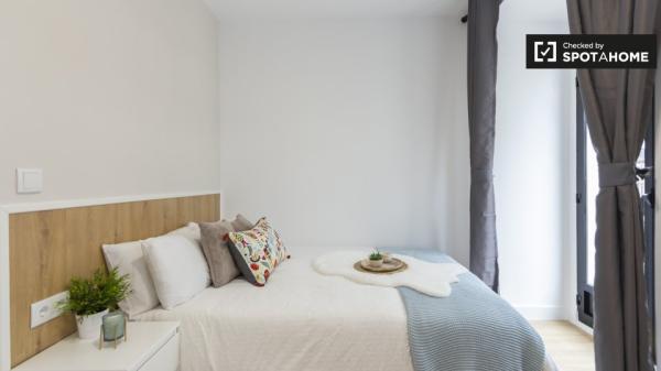 Se alquila habitación doble, apartamento de 8 dormitorios, Argüelles, Madrid