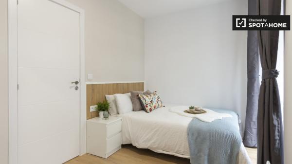 Se alquila habitación doble, apartamento de 8 dormitorios, Argüelles, Madrid