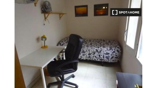 Se alquila habitación tranquila en apartamento de 3 dormitorios en Eixample Dreta