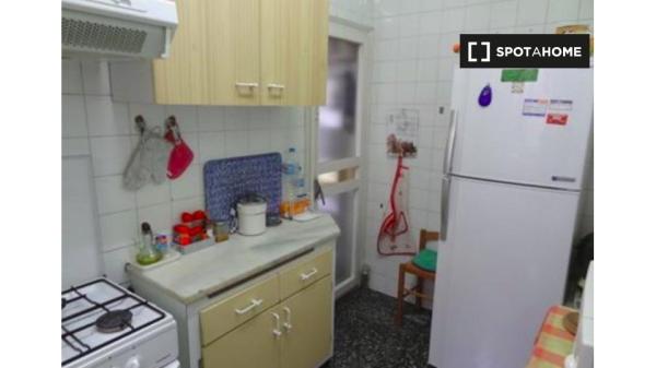 Se alquila habitación tranquila en apartamento de 3 dormitorios en Eixample Dreta