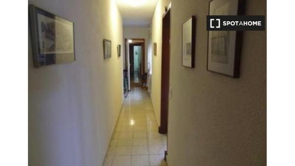 Se alquila habitación tranquila en apartamento de 3 dormitorios en Eixample Dreta