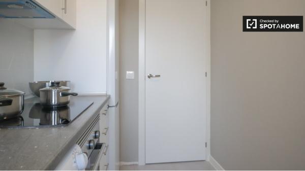 Se alquila habitación en piso de 4 dormitorios en Madrid