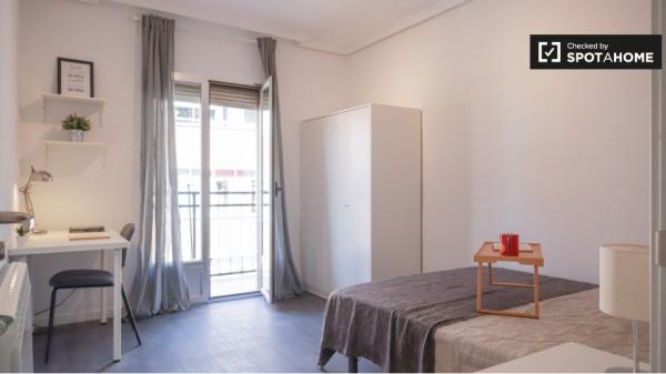 Se alquila habitación en piso de 4 dormitorios en Madrid