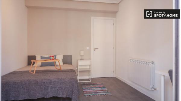 Se alquila habitación en piso de 4 dormitorios en Madrid