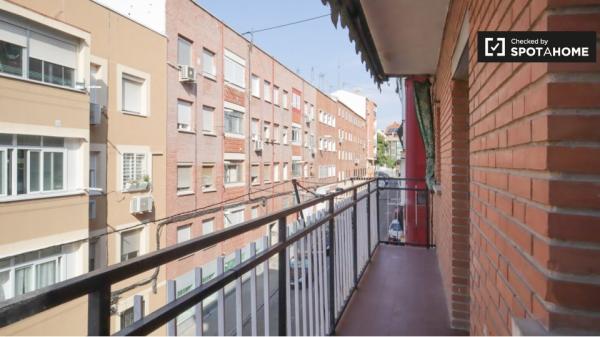 Se alquila habitación en piso de 4 dormitorios en Madrid