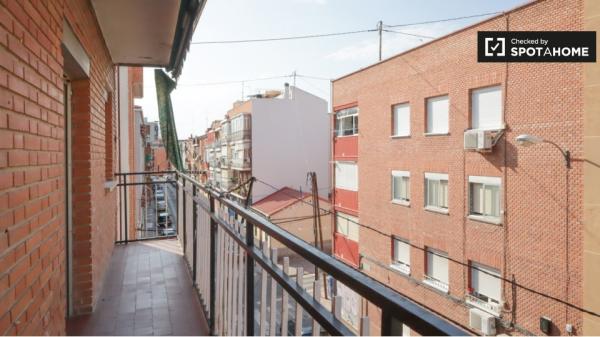 Se alquila habitación en piso de 4 dormitorios en Madrid