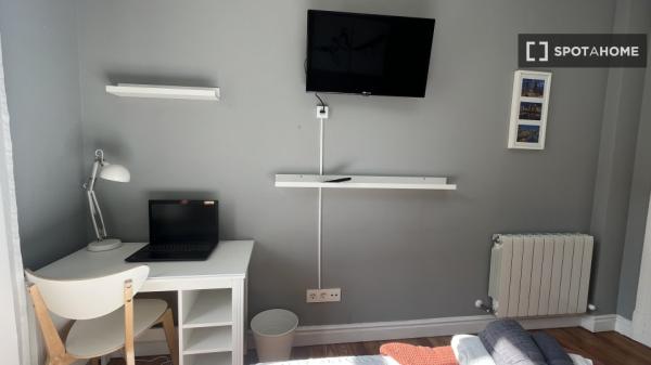 Zimmer zu vermieten in 5-Zimmer-Wohnung in Bilbao