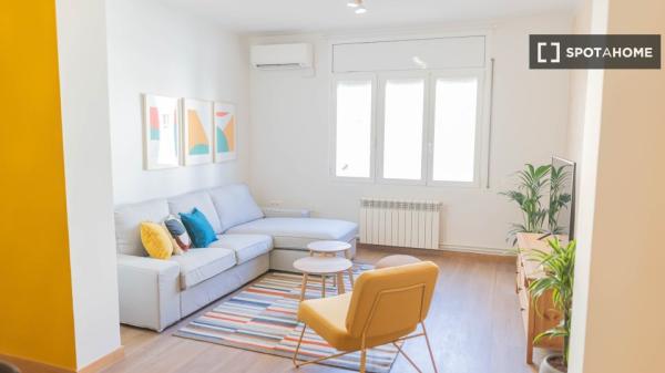 Se alquila habitación en piso de 5 habitaciones en Barcelona