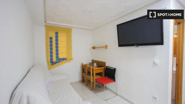 Acogedora habitación en apartamento de 4 dormitorios en Camins al Grau.