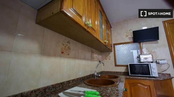 Acogedora habitación en apartamento de 4 dormitorios en Camins al Grau.