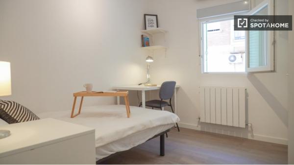 Apartamento de 4 dormitorios en alquiler en Aluche, Madrid.