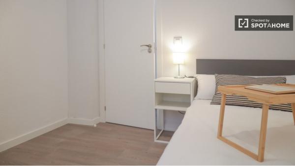 Apartamento de 4 dormitorios en alquiler en Aluche, Madrid.