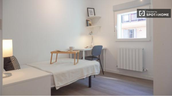 Apartamento de 4 dormitorios en alquiler en Aluche, Madrid.