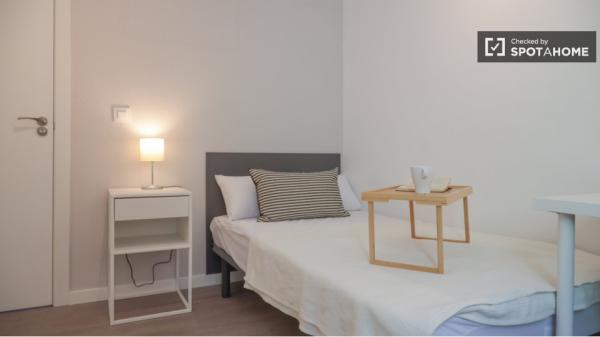 Apartamento de 4 dormitorios en alquiler en Aluche, Madrid.